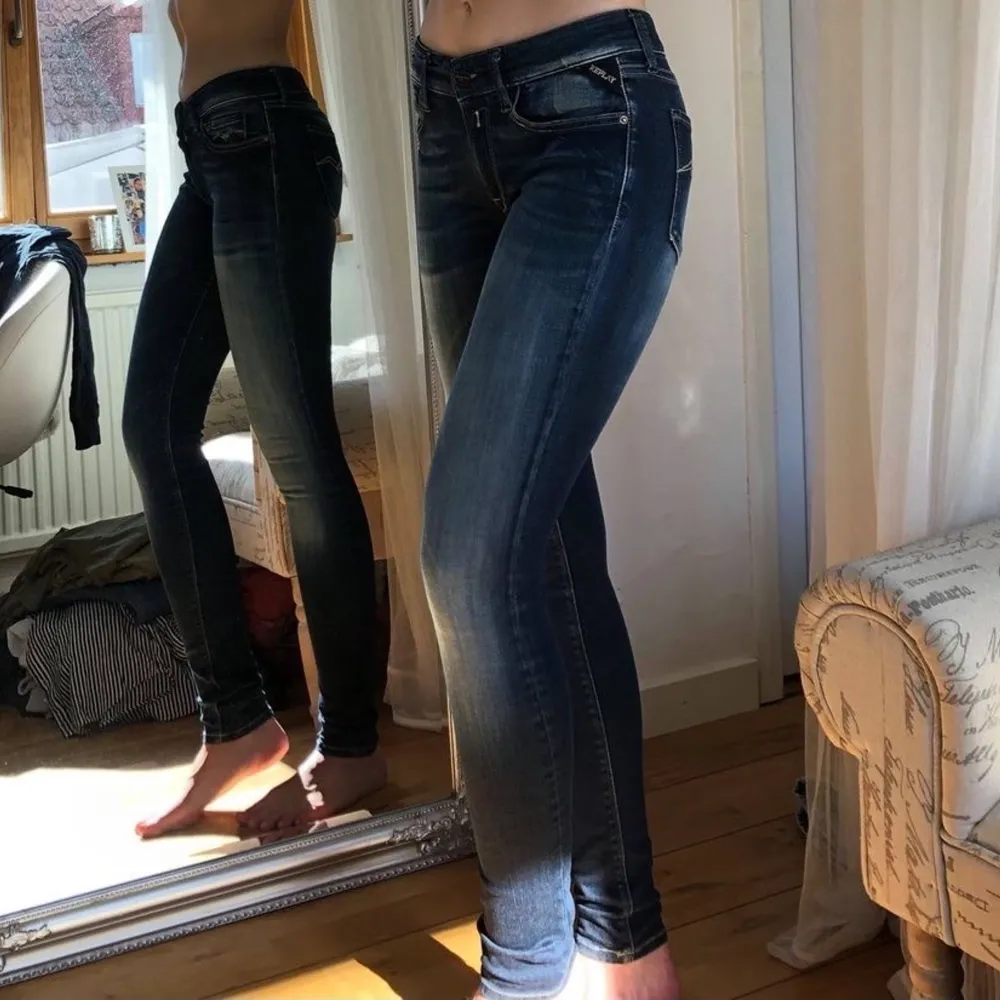 Replay-jeans i tvätten LUZ! Lågmidjade, Otroligt stretchiga och sköna. Köpta för 1300 - 1400kr! Hyfsat gott skick! (Köparen står för frakten). Jeans & Byxor.