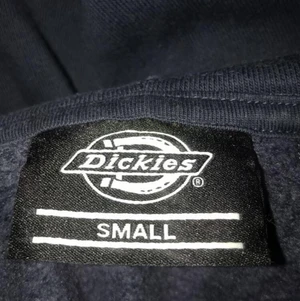 Dickies hoodie säljs för 500kr  - Använd typ 1-2 gånger, bra skick. Har haft den i ungefär 1 månad om inte mindre. Den köptes för 700kr så säljer den för 500kr