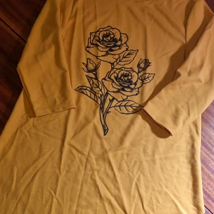 Asymmetrisk tröja/tunika/klänning - Unik tröja/tunika/klänning med tryck. Knappt använd. Storlek m. 19 kr. Samfraktar vid köp av flera varor för 66 kr📦💕