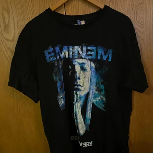 Eminem Oversized T-shirt - From one Stan to another 🎤🤝 Riktigt stor och mysig eminem tshirt från Dedicated. Perfekt att sova i om du frågar mig 😌💫