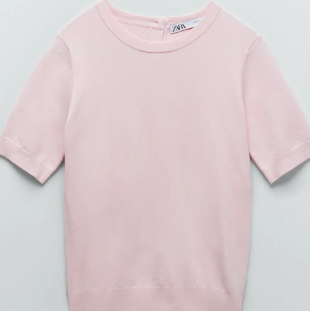 Jättefin stickad T-shirt från zara i en fin rosa färg, aldrig använd💗💗💗💗 slutsåld på hemsidan!. T-shirts.