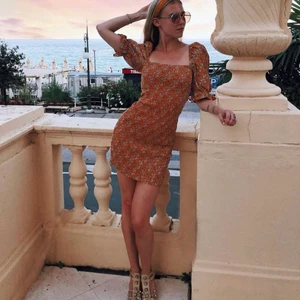 Blommig klänning strl S - Jättefin sommarklänning, använd endast gång 