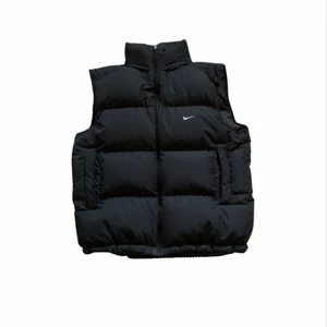 NIKE PUFFER VÄST - Säljer en nike puffer väst i bra skick. Storleken är M men passar S också beroende på hur man vill att den ska sitta :D