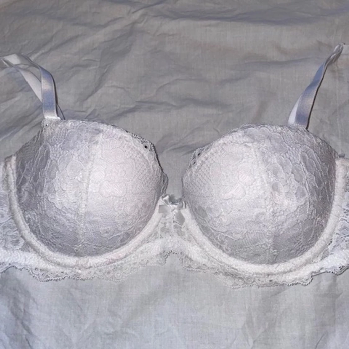 Vit spetsig bh
