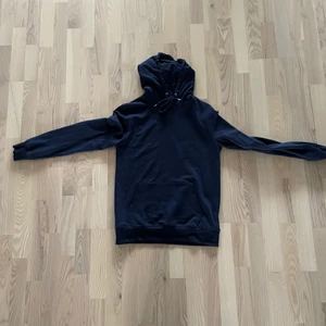 Hoodie 60 kr  - En marin blå hoodie ifrån lager 157 i storlek XS men sitter mer som en S för mig 