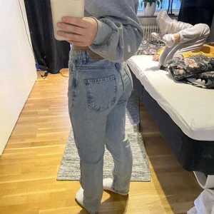 Jeans - Säljer nu mina fina ljusblåa jeans från Gina i storlek 36 då dem blivit för korta (en kompis tog bild) Nypris 500kr säljer för 180+ frakt❣️