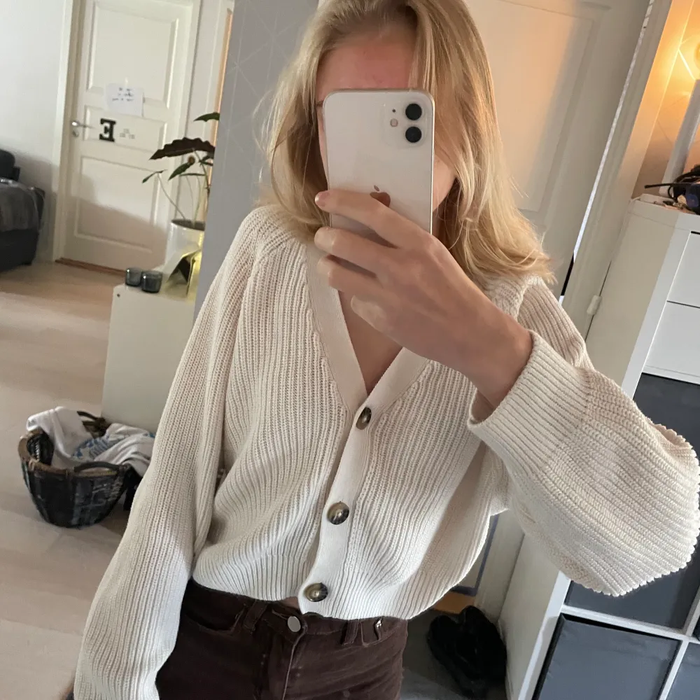 Fin cardigan ifrån Monki! Sparsamt använd, fint skick storlek XXS :) köpare står för frakt och priset går att diskuteras 🥰 nypris ca 300. Tröjor & Koftor.