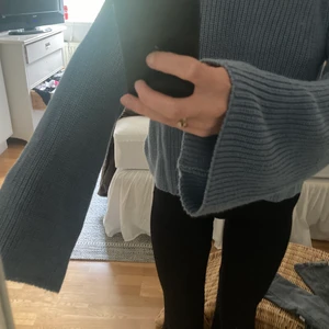 Blå stickad tröja med vida ärmar - En fin blå stickad tröja från NAKD med vida ärmar! Nästan aldrig använd! Super skön! Säljer för att den inte kommer till användning. 