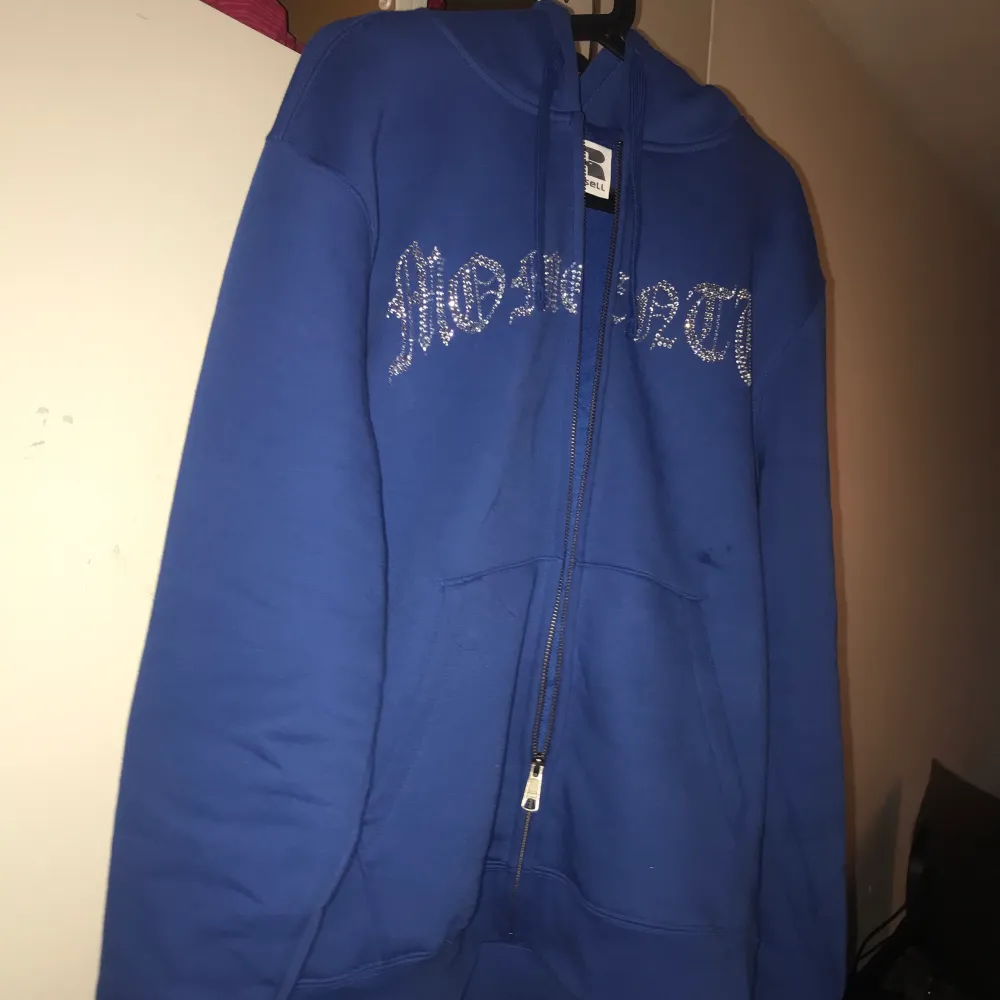 En helt ny oversized rhinestone zip hoodie. Säljer pågrund av att jag köpte en till i en annan färg som jag tyckte passade mig bättre. Den är både oversized och jätte mysig. STARTBUDET ÄR 400 KR. SÄLJER VID BRA BUD PRIS ELLER KÖP DIREKT FÖR 850. 💙 Budet ligger på 700. Hoodies.