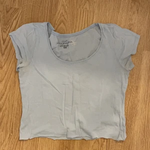 Kroppad t-shirts - Bra skick, använd fåtal gånger. Frakt tillkommer 66kr. 