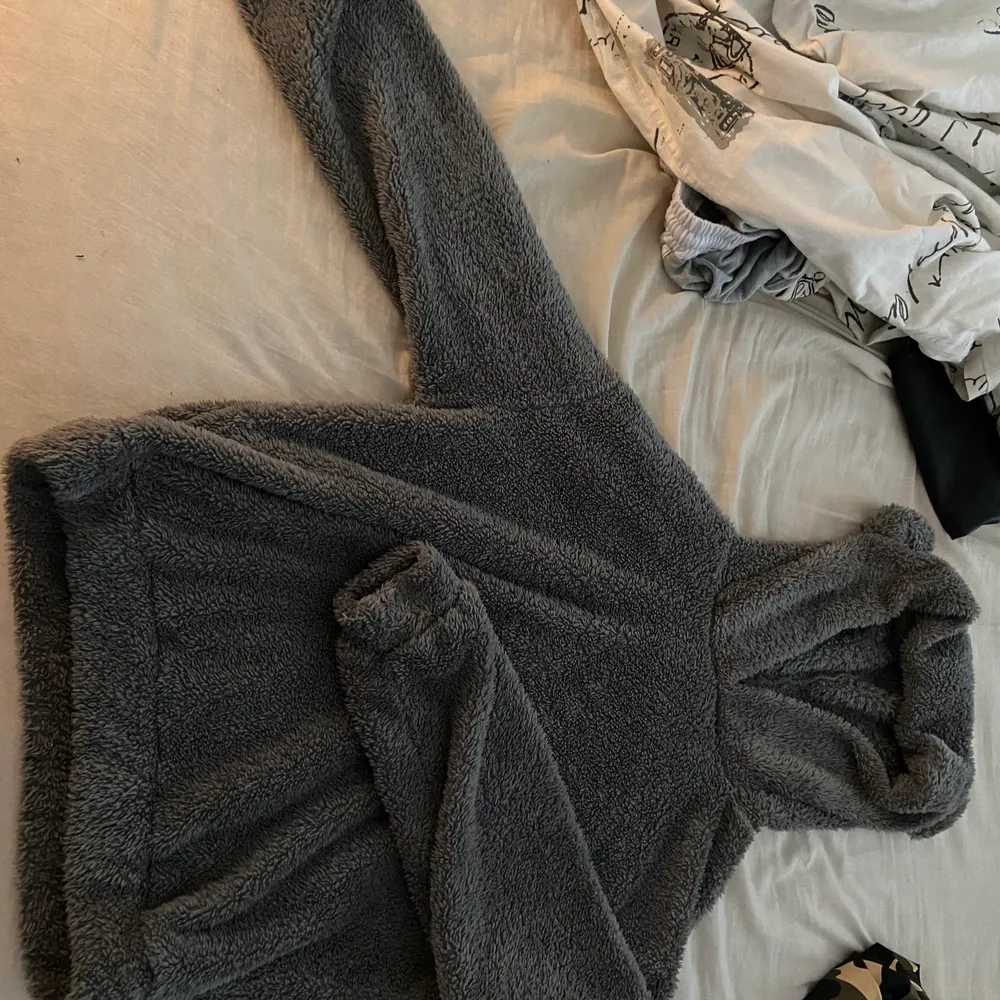 Teddie hoodie, grå, strl xs men passar s också, använd fåtal gånger.. Hoodies.