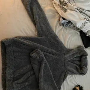 Teddie hoodie, grå, strl xs men passar s också, använd fåtal gånger.