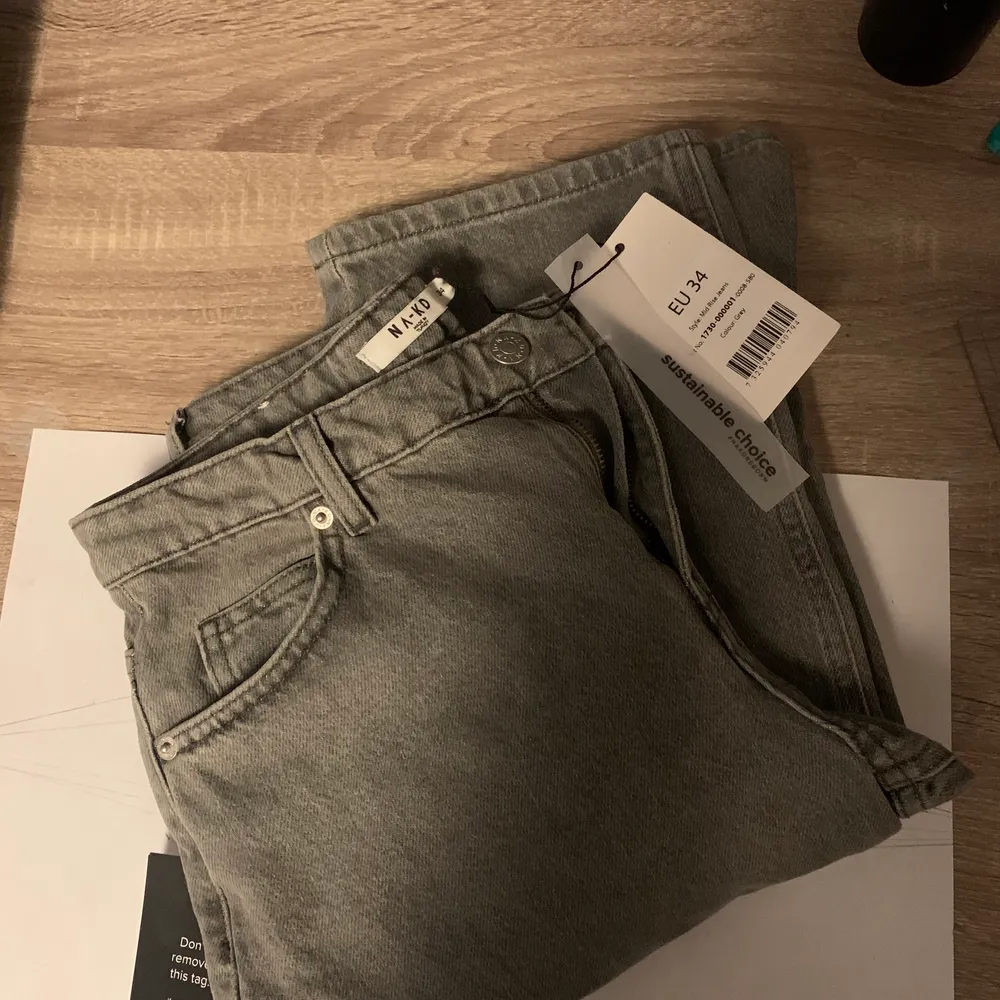 Köpa på plick, säljer då de var förstora. Annars så fina och från kollektionen Amalie x NA-KD (slutsålda). Mid-waist och helt oanvända med lapparna kvar.💕💕buda i kommentarerna🤍. Jeans & Byxor.