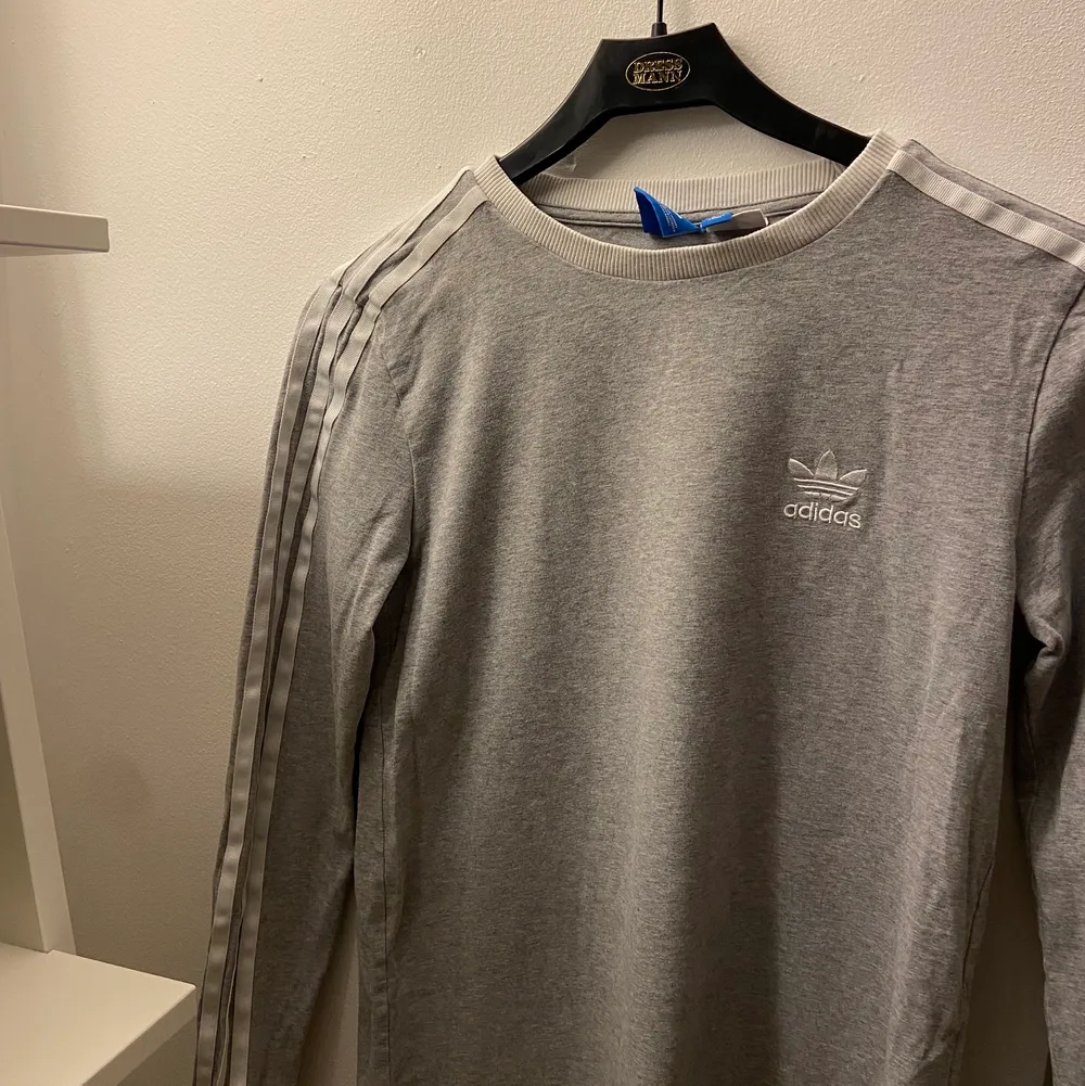 En fin långärmad tröja från Adidas original. Superskönt material och i toppenskick ❣️. Tröjor & Koftor.