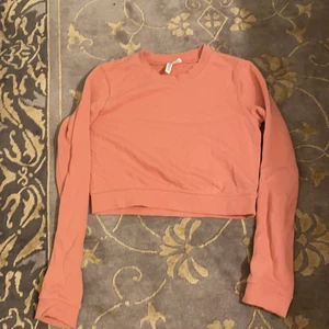Hm divided rosa sweatshirt  - Denna rosa croppade sweatshirten är från Hm divided och är i fint skick. Den har inte använts väldigt mycket, men iallafall ett fåtal gånger. Materialet är 60 procent bomull och 40 procent polyester. Sitter ganska tajt och är som sagt väldigt croppad. I storlek XS