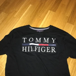 Tommy hilfiger t-shirt - storlek XL/L men passar mig som har storlek M. Har använt ungefär 4 gånger. Original pris är ca 300kr. Står för frakten.