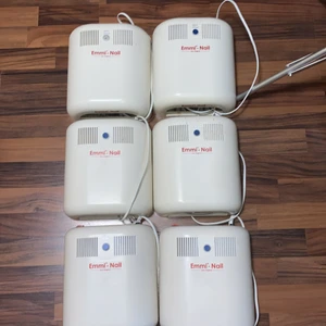 Uv lampor  - 6 fungerande uv lampor som är använda från Emmi nail.                                                          Obs! Det finns rester från gammalt gellack kvar i lamporna.                                                                   30kr styck pris, 100kr för alla 6.                               2 extra lampor finns, 10kr st.                                    Fraktar ej!