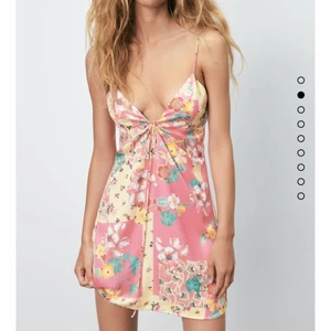 Mönstrad klänning från Zara - En söt och lite kortare klänning ifrån Zara. Passar inte mig tyvärr så enbart använd 1 gång 🥰 frakt ingår i priset