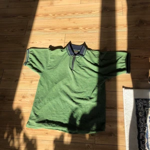 Piké liknande tshirt  - Pike liknande sk8 t-shirt men silvrig kedja 