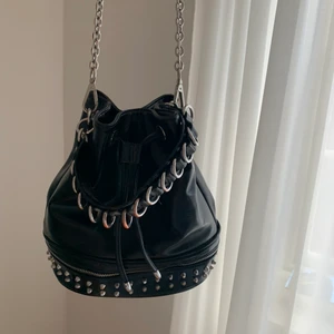 zara väska  - säljer denna fina väska från zara! perfekt till skolan eller om du vill få plats med en extra tröja🥰 lite rostig på ena bandet men inget man tänker på när man använder den! köparen står för frakt alternativt möts upp i stockholm 💘