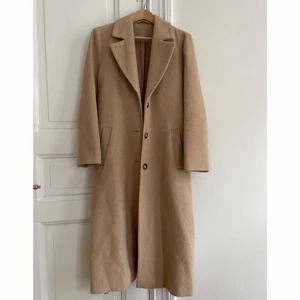 Kappa beige &other stories - En klassisk beige/kamelfärgad kappa i ull från &other stories! Kappan är i strl 36 men passar även 38. Den har tyvärr sällan kommit till användning MEN är därför i jättebra skick! Kan skicka bild på hur den ser ut på privat💕Köptes förra året för 1800 så därav dyrare pris, men det kan diskuteras😌💘Ska väga kappan så återkommer om fraktkostnad vid intresse men bör ligga mellan 66-129kr!