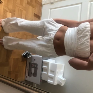 Lågmidjade linnebyxor  - Lågmidjade vita linnebyxor, jag är 162 o dem är vid marken på mig. Lite smutsiga där nere från marken men är nästan helt säker på att det försvinner i tvätten. Bud 400kr,  försöker svara på så många som möjligt, KÖPA DIREKT FÖR 450kr INKLUSIVE FRAKT!💞