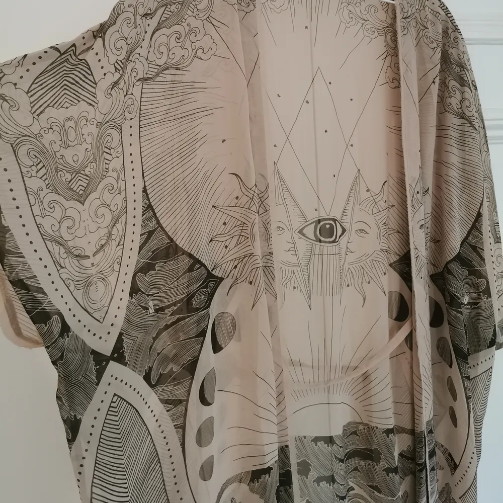 Tunn och luftig kimono. Transparent med beige/grå mönster. Knytband i midjan, går att dra åt eller ta bort helt. One size, rymlig. Köparen står för frakten, kan även hämtas i Malmö! . Tröjor & Koftor.