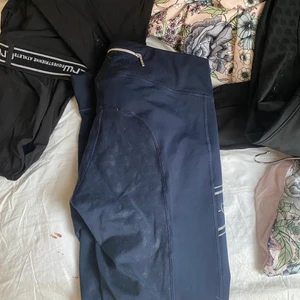 Ridbyxor ifrån Covalliero! - Jättefina ridbyxor, men var för stora för mig. Dem är storlek 42! Köpta för 600kr o säljer för 350kr, pris kan diskuteras