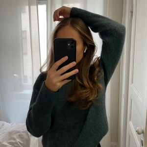 Mysig stickad tröja 💕 - Stickad tröja likt Kashmir. Strl M, men sitter fint på mig som är 162cm/XS. 