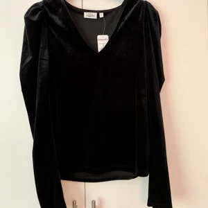 Sammetstopp - Svart topp i sammet! Med lite puff vid axlarna🌼 (Aldrig använd, prislapp kvar) Frakt tillkommer😊