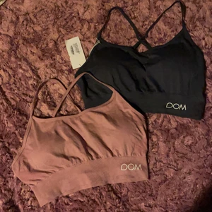 2 träningstoppar / croptops - 1 för 40, båda för 60! En rosa och en mörkgrå träningstopp/träningsbh/croptop med korsande band i ryggen. Den mörkgrå är endast testad, rosa använd 1 gång. Har padding som går att ta ut. Nypris 300kr/st. (Frakt 24kr för en, 48kr/båda). 💌Frakten är baserad på frimärken. Önskas postnords egna paket löser vi det. 🎈
