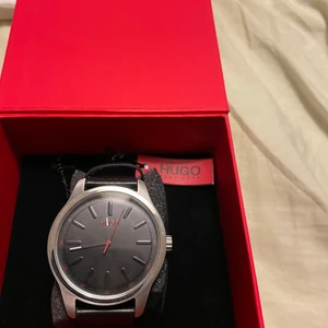Helt ny&oanvänd klocka Hugo Boss 1530018 - Inköpt för någon månad sen i butik och aldrig använd! Kvitto finns. Jag står för fraktkostnad och skickar spårbart. Mvh