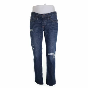 Low waist jeans  - Säljer denna skit snygga jeans från hollister som tyvärr är för små för mig😿men de är svin snygga går över skorna o är lågmidjade 💙