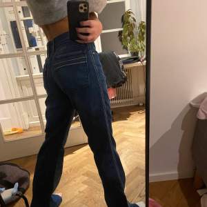 Säljer dessa snygga mörkblå Levis jeans med en låg midja i storlek S typ 