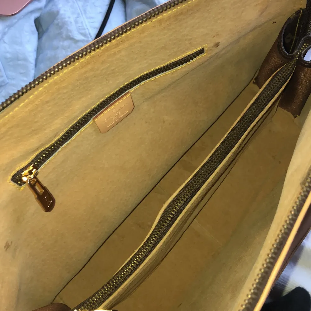 Louis Vuitton handväska jag köpte från en tjej som sa att den var äkta men är troligtvis fejk. Tror att det är äkta läder! Bra kvalite och man märker inte att den e fejk, bara på smådetaljer. Ryms mycket och är jättefin. Väskor.