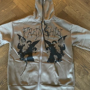Brun hoodie  - Säljer min bruna hoodie som jag köpte från amazon. Aldrig använt pga att den var för stor för mig. Väldigt bra kvalité och mjuk inuti. Jag börjar buda från 249kr💕 