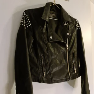 Skinnjacka S - Sjukt cool skinnjacka. Använd men I fint skick förutom lite slitningar insida krage/nacke. Köpt på Carlings. Strl S 