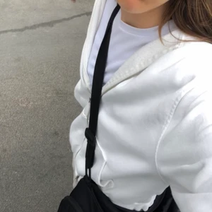 En vit zip hoodie  - Vit zip hoodie hm, fin och bara använd 1 gång. ❤️ passar xs!