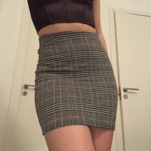 Söt kjol - Så söt rutig kjol från ginatricot i storlek S. Elastiskt gummiband i midjan och stretchigt tyg så passar definitivt även en M. Säljer då den tyvärr aldrig kommer till användning. 50 kr + frakt 