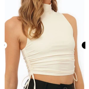 Unreal drawstring top - Säljer denna fina topp från Chiquelle som jag aldrig använt. Storlek L, men sitter som S på mig, som är det jag brukar använda. Frakt är inkluderad i priset, alltså 200kr för tröjan med frakt:) Pris går att diskutera vid snabb affär. Nypris 249kr