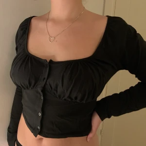 Svart + Vit topp från Nelly M - Topp i trikå från Nelly.com. Knappar längs mitten och rynkdetalj runt brösten. Slutar strax ovanför naveln. Använda ca 10 gånger men är i nytt skick. Båda i strl M men passar nog S-L beroende på önskad passform. Har vanligtvis S/M i toppar och bhstorlek 75D/E. Nypris 249kr/st, säljer båda tillsammans för 100kr (+frakt) Kan även säljas separat om det är mer intressant, då för 50kr (+frakt)