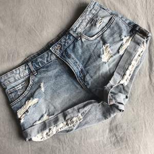 Snygga, somriga jeansshorts i storlek 40, aldrig använda, nyskick, Från H&M