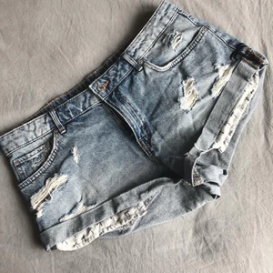 Jeansshorts i storlek 40 - Snygga, somriga jeansshorts i storlek 40, aldrig använda, nyskick, Från H&M