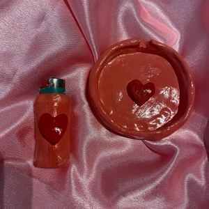 Valentine’s set  - En askkopp med ett matchande fodral till en tändare 💗 Fodralet är avtagbart och kan därför bytas mellan olika tändare. (Tändare ingår inte). 💜 För resterande produkter på bilderna se min sida✨