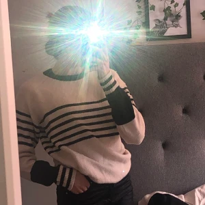 Gosig tröja  - Super gosig tröja i en färg som liknar gammaldags vanlig. Lite vintage stil och jätte skön att ha på sig. Använd 2 gånger och är i ett helt nyskick. ❤️ köpt för 300 kr 