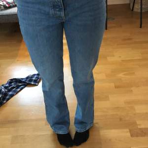 Helt nya jeans från zara. De är dessutom slutsålda! Medelhög midja och raka långa ben. Ny pris: 400kr, Om många är intresserade gäller budgivning!🥰