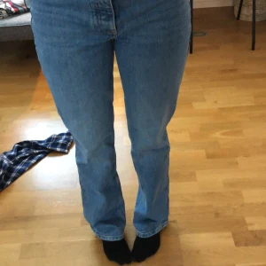 Zara jeans - Helt nya jeans från zara. De är dessutom slutsålda! Medelhög midja och raka långa ben. Ny pris: 400kr, Om många är intresserade gäller budgivning!🥰