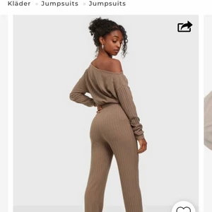 Mjukisset strl 38 - Oanvänt brunt mjukisset från Nelly med långa ben. Lappar kvar, nypris 499kr