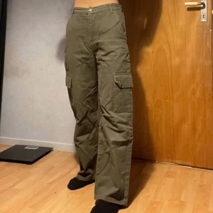 Byxor - Säljer denna gröna byxa som är från Even&Odd. Jag är 159 cm lång och längden för byxan är 94cm. Skriv privat vid intresse och frågor. Köpare står för frakt!☺️