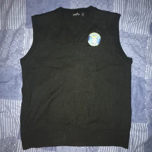 Slipover - En cool vest med en patch på bröstet. Det står att det är en medium men är väldigt liten i storleken, passar någon som vanligtvis har s/xs. Möts inte upp på grund av pandemin men vi delar på fraktkostnaden:) Skickar gärna fler bilder vid förfrågan.